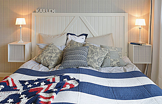 双人床,木质,床头板,蓝色,白色,条纹,床单,星条旗,毯子