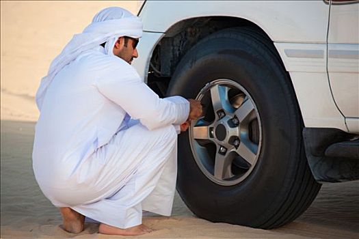 阿拉伯人,驾驶员,检查,轮胎,全地形车,荒芜,旅游,乘,阿布扎比,阿联酋