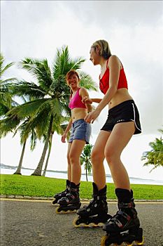 两个女人,直排轮滑,公园