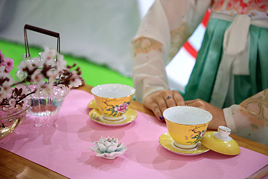 茶博会盛大开幕,茶艺师现场表演茶道引市民围观