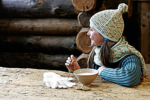 小女孩,戴着,帽子,围巾,坐,木桌子,牛奶,手套,桌子