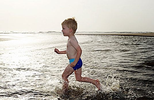 男孩,玩,水中,海滩