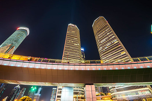 上海金融区摩天大楼街道夜景