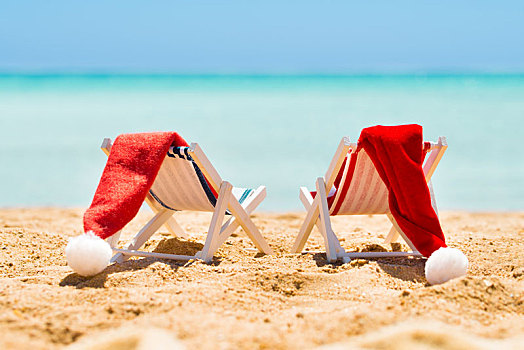 两个,折叠躺椅,圣诞帽,海滩