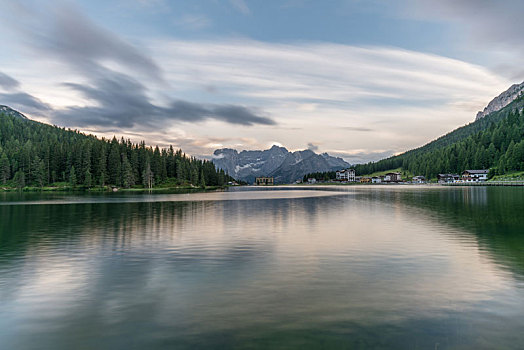 意大利多洛米蒂山脉著名景点密苏里纳湖黄昏自然风景