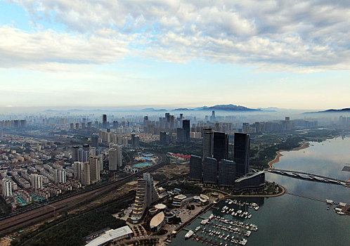 山东省日照市,一场大雨让城市更加洁净,晨雾里的建筑与山海相映成趣