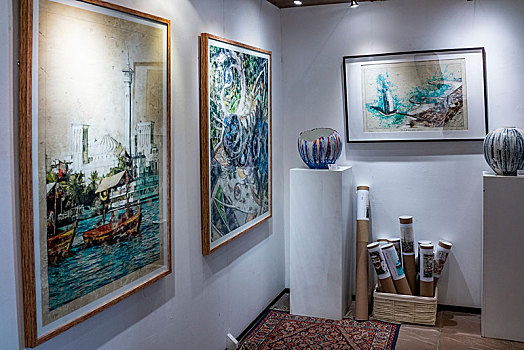 阿联酋迪拜阿法迪历史区网红,mqna沙特,诗的灵感,饭店里民间艺术家展示与销售自己的作品