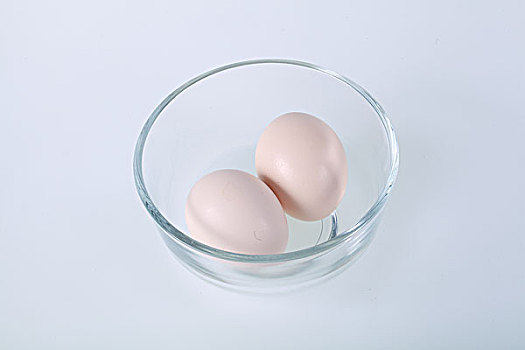 玻璃碗放着两个鸡蛋