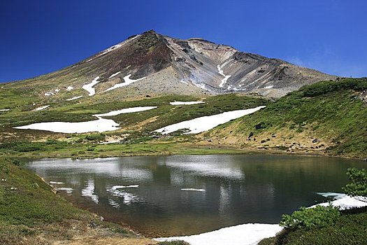 山,水塘