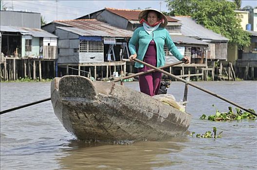 女人,传统,帽子,棕榈叶,站立,划船,木船,湄公河,装载,果蔬,湄公河三角洲,越南,亚洲