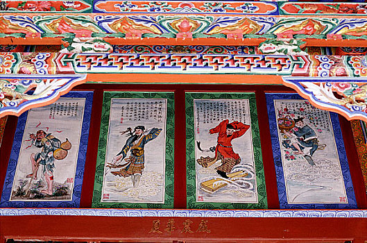 甘肃,拉卜楞寺旁的一座关帝庙上的中国画
