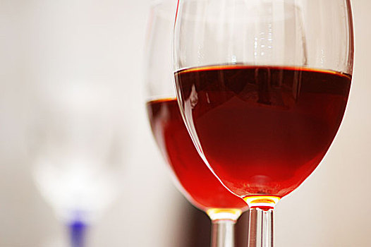 两个,葡萄酒杯,红色背景