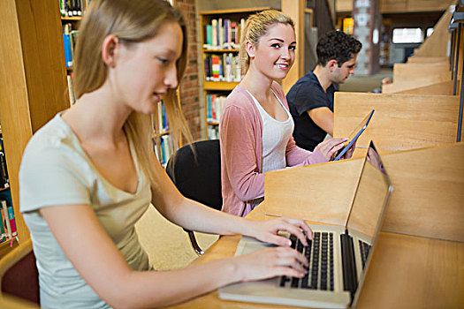 女人,平板电脑,仰视,学习,大学,图书馆