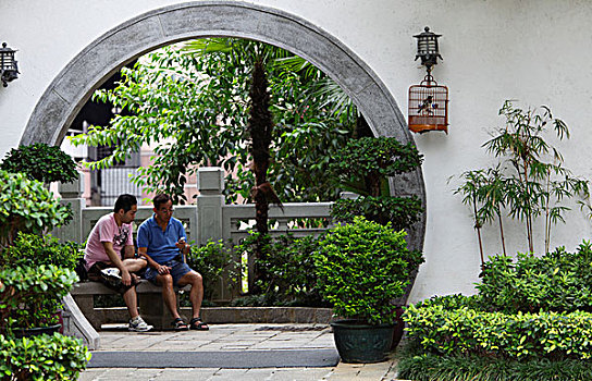 两个男人,坐,室内,圆形,门,香港