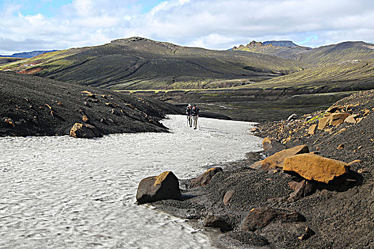 冰岛,两个,远足,雪地,火山岩,荒芜,山,背景,黑沙,橙色,石头