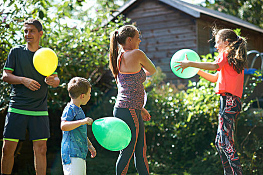 家庭,玩,气球,花园