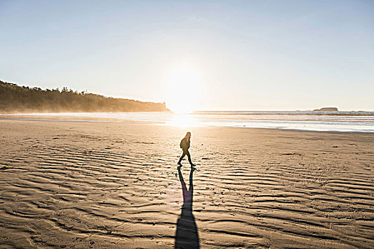 女人,漫步,长滩,日出,环太平洋国家公园,温哥华岛,不列颠哥伦比亚省,加拿大