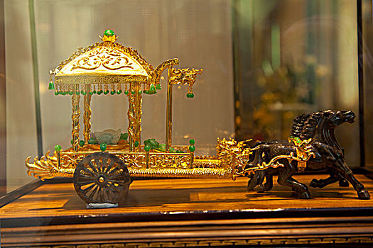 黄金翡翠制作的古代马车