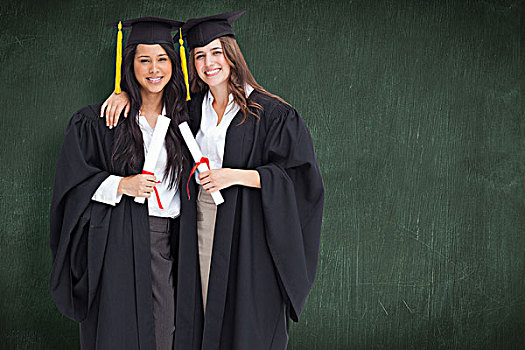 合成效果,图像,两个女人,搂抱,相互,毕业,大学,绿色,黑板