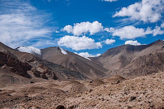 新疆喀什至塔县314国道塔什库尔干河谷边的群山