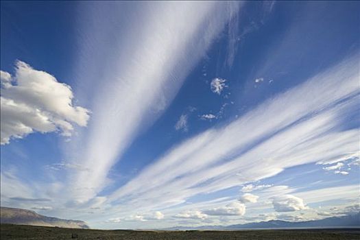 透镜状,积云,安第斯山,洛斯格拉希亚雷斯国家公园,巴塔哥尼亚,阿根廷