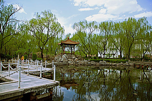 中國古典園林湖泊中的石板橋和涼亭