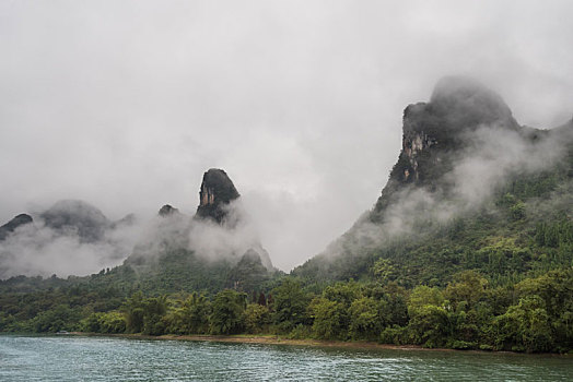 烟雨中的中国桂林漓江山水风光