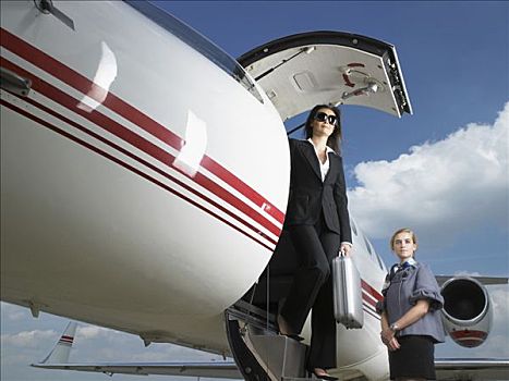 职业女性,离开,私人飞机,靠近,空乘人员