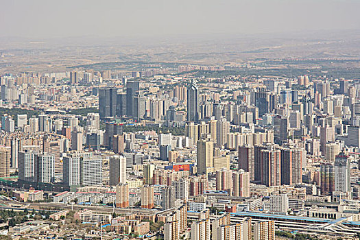 雅玛里克山拍摄乌鲁木齐城市风光