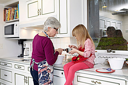女孩,祖母,看,炖锅,厨房操作台