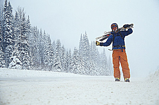 男人,屈膝旋转式滑雪,不列颠哥伦比亚省,加拿大