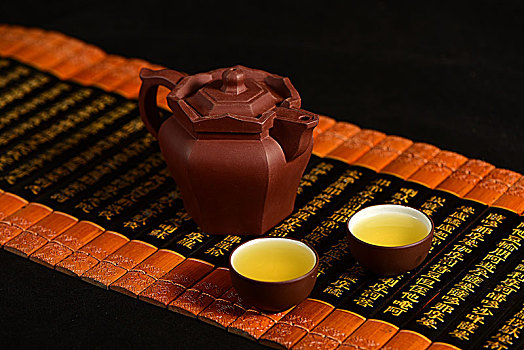 紫砂茶壶茶杯茶具放在经书竹简上茶文化茶艺