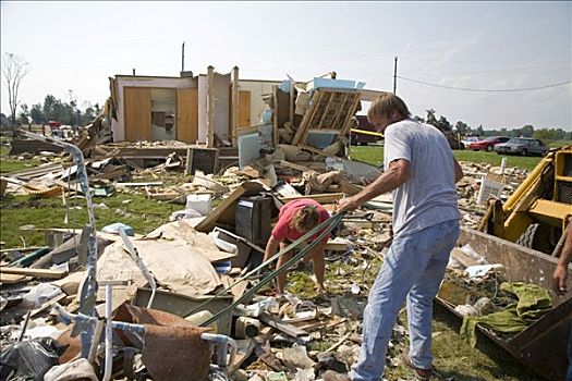 志愿者,清洁,碎片,家,损坏,毁坏,龙卷风,密歇根,美国