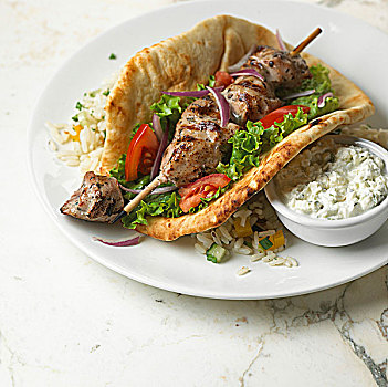 传统,希腊,三明治,扦,猪肉,烤串,沙拉,皮塔饼