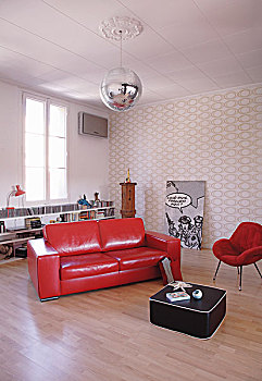 光泽,红色,皮沙发,黑咖啡,桌子,木地板,简约,客厅,复古,气氛