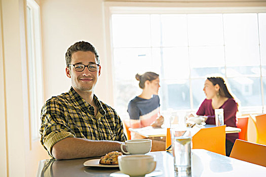 男青年,坐,咖啡馆,台案,两个女人,背景