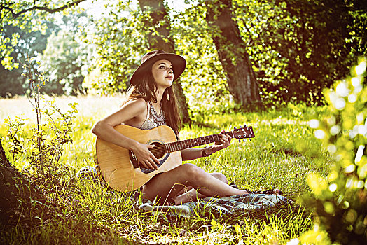 美女,坐,草,吉他