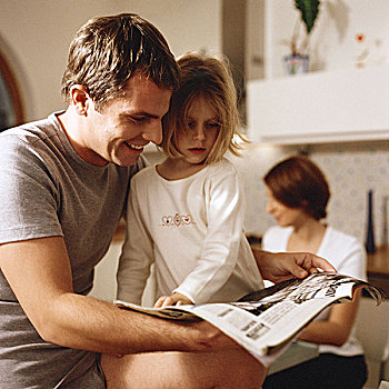 父亲,坐,女儿,看,纸,女人,背景