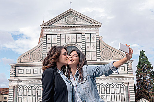女同性恋伴侣,智能手机,拿,正面,教堂,吻,脸颊,广场,新圣母教堂,佛罗伦萨,托斯卡纳,意大利