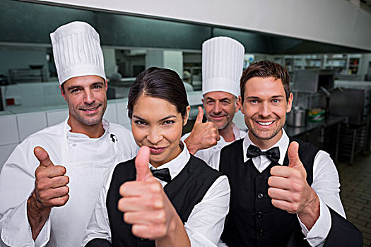 餐馆,团队,姿势,一起,看镜头,微笑,给,竖大拇指
