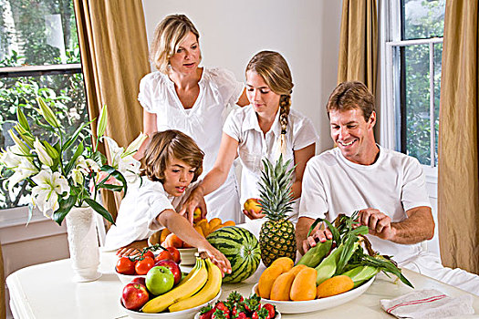 年轻家庭,餐厅,吃,新鲜水果,蔬菜