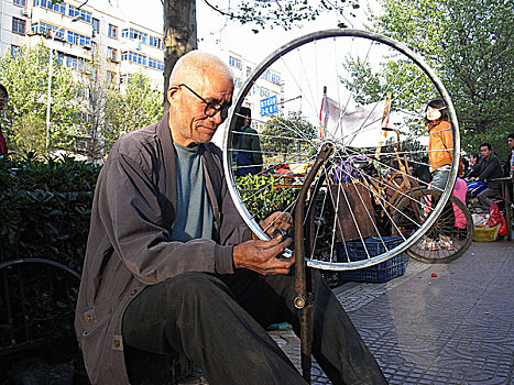 修自行车的老人