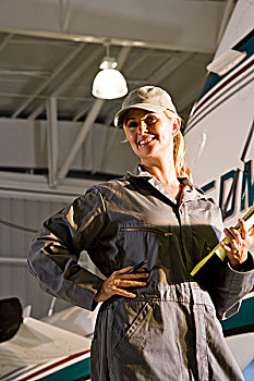 女性,飞机,技工,飞机库,靠近,私人飞机