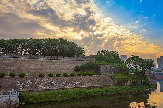 夕阳下的荆州古城风景区景色美丽