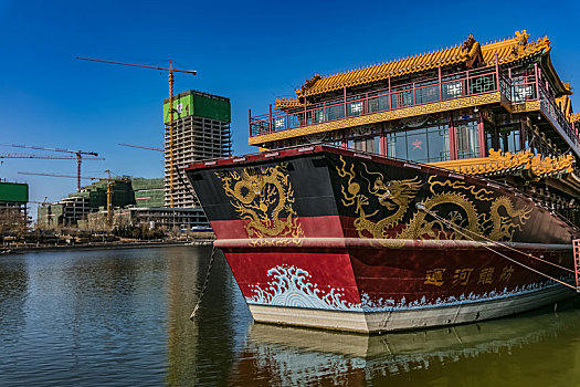 北京市通州区大运河外滩龙纹游览船