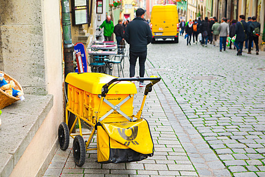 德国罗腾堡童话镇古老的街道上的邮差车