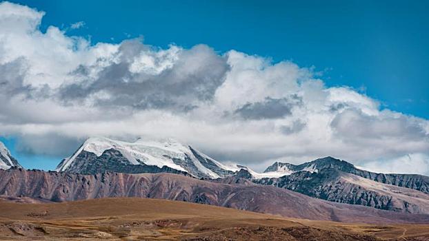 中国西藏当雄县念青唐古拉山系的雪山