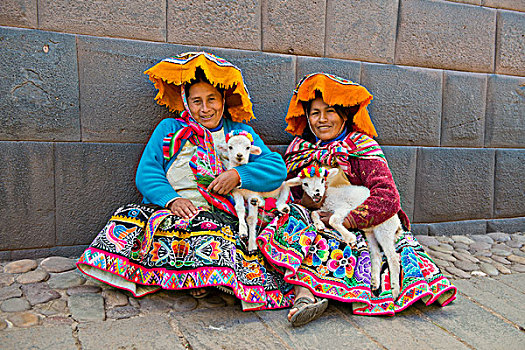 两个,盖丘亚族,女人,传统服饰,拿着,羊羔,手臂,坐,地面,库斯科,省,南方,秘鲁,南美