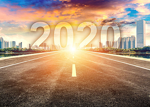 笔直前进通往现代城市的公路与新年2020概念,写在现代都市上的2020数字