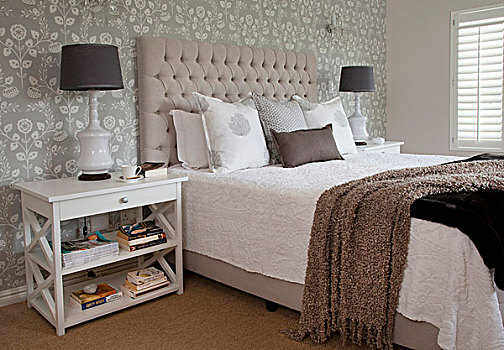 双人床,床头板,灰色,白色,图案,壁纸,台灯,床头柜